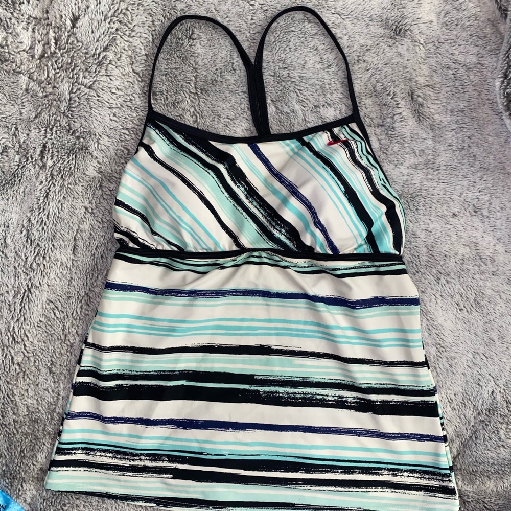 NIKE women’s active top
